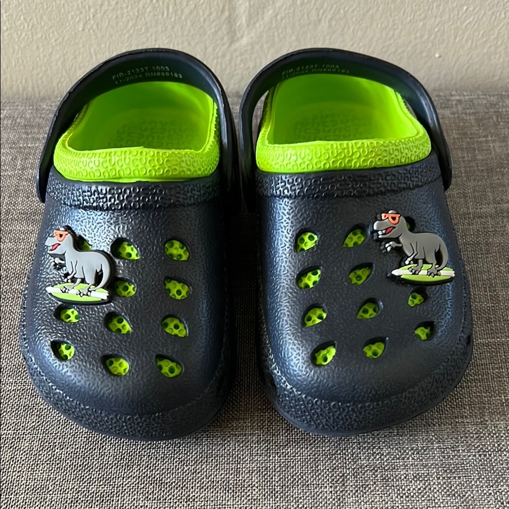 NWOT Kid’s clogs with dinosaur charm size 6